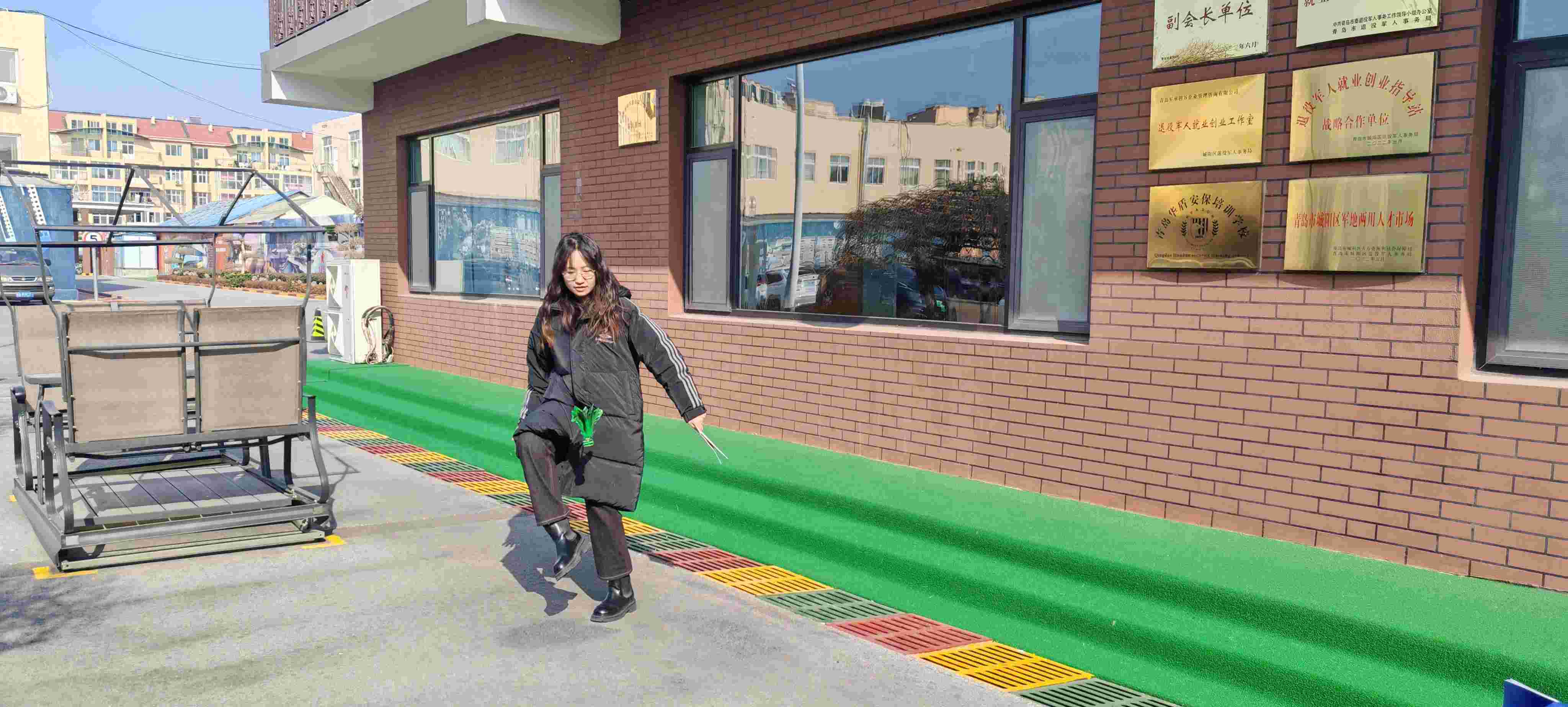 Активност за удирање на отворено шатлкул по паузата за ручек